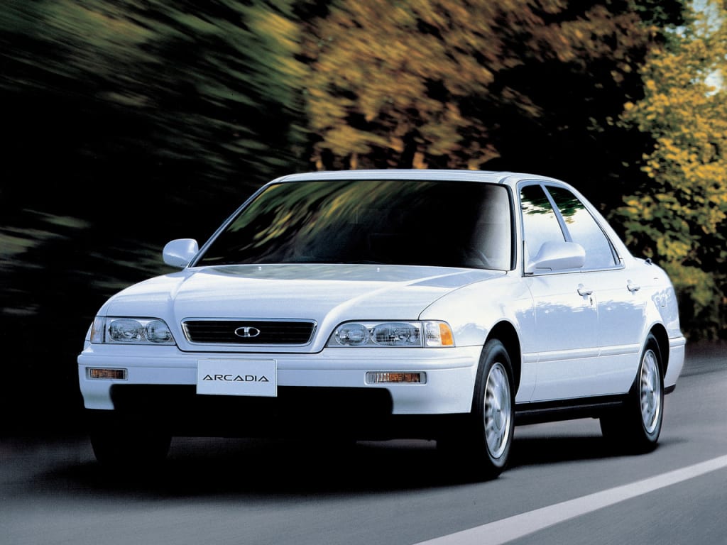 Daewoo Arcadia blanche roulant sur route