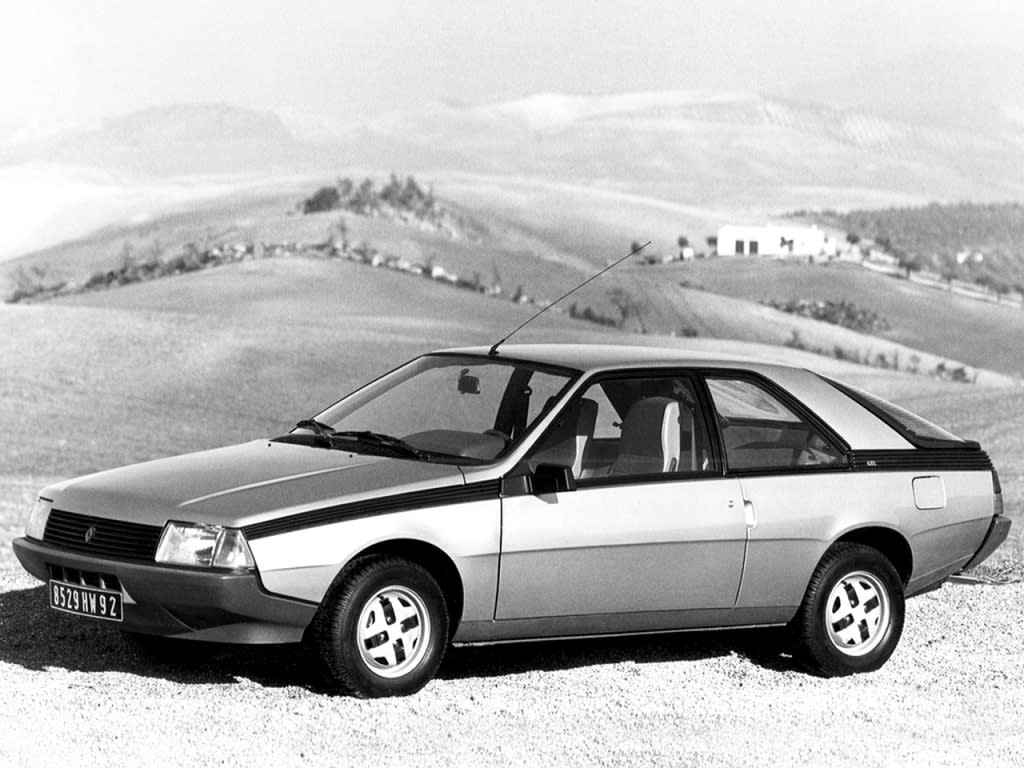 Renault Fuego de profil dans une région montagneuse