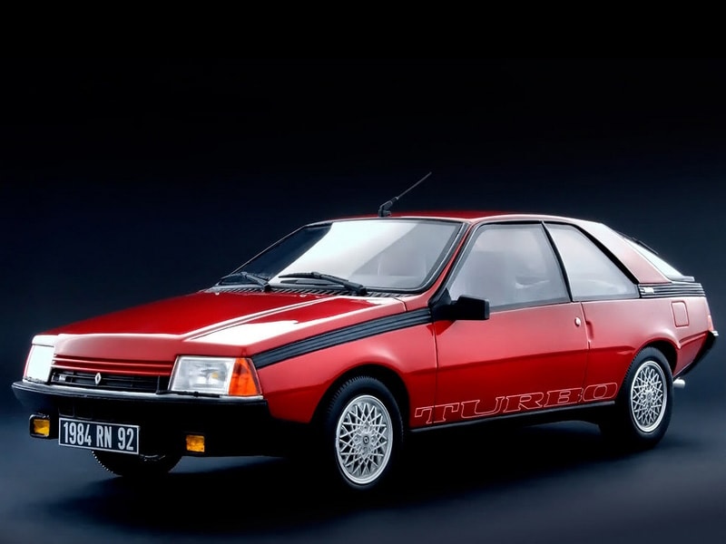 Renault Fuego Turbo rouge de trois quarts avant
