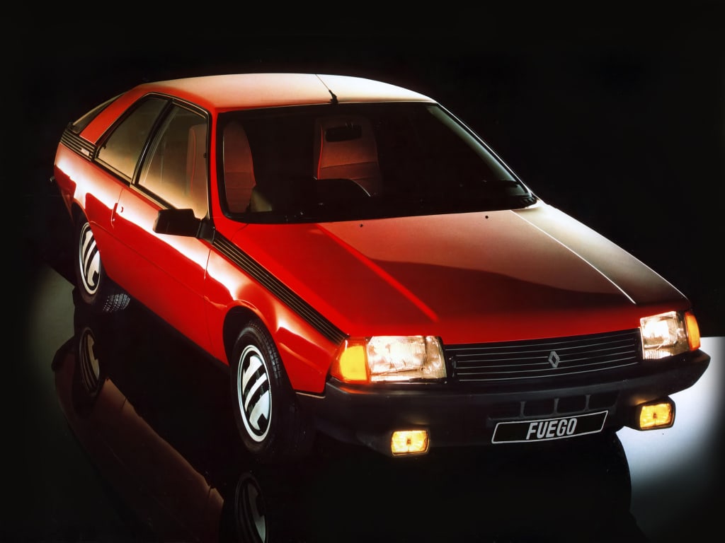 Renault Fuego rouge vue de trois quarts avant