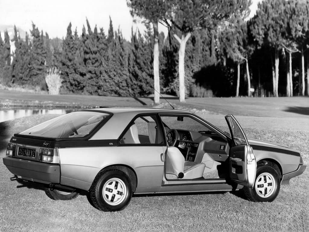 Renault Fuego de côté portes ouvertes