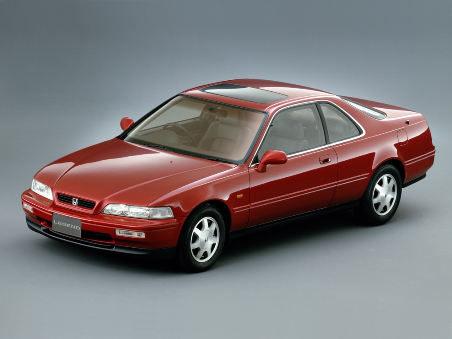 Honda Legend rouge vue de trois quarts avant