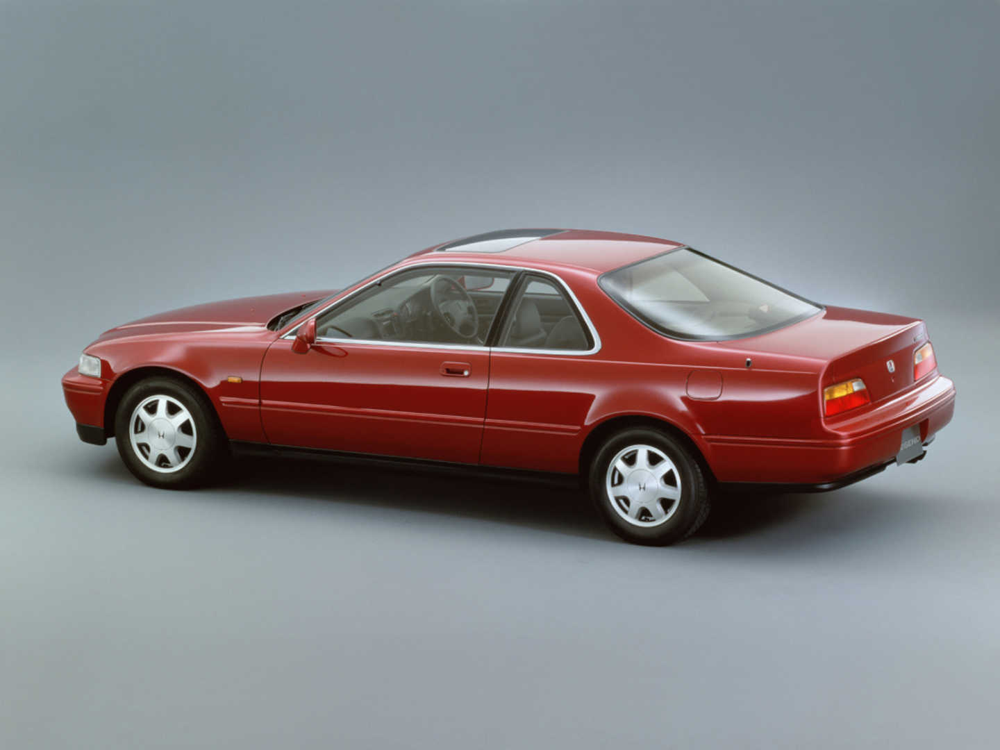 Honda Legend rouge vue de profil