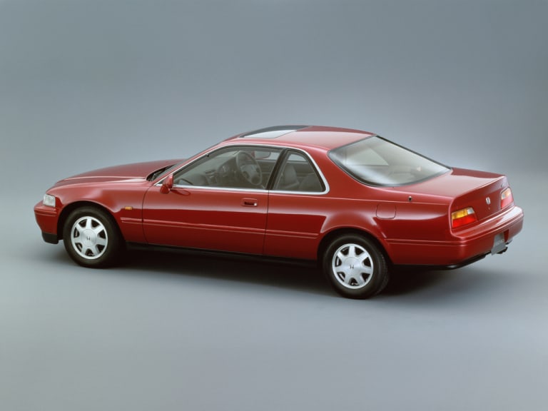 Honda Legend rouge vue de profil
