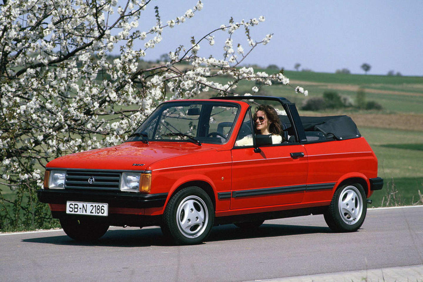 Talbot Samba Cabriolet rouge sur route