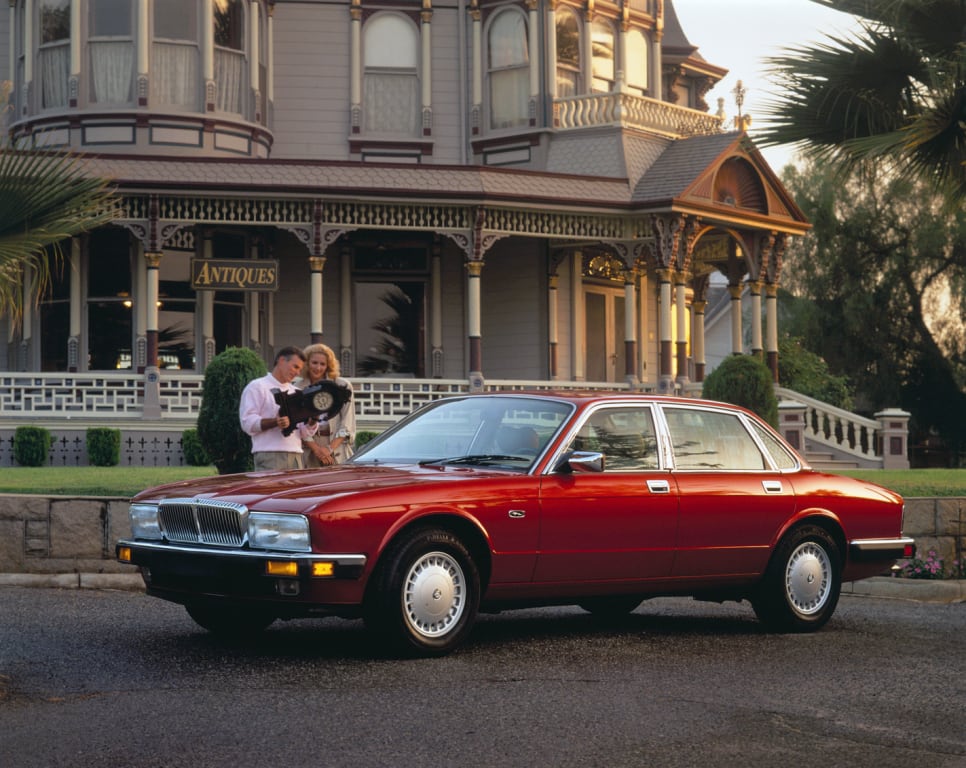 Jaguar XJ40 rouge de côté