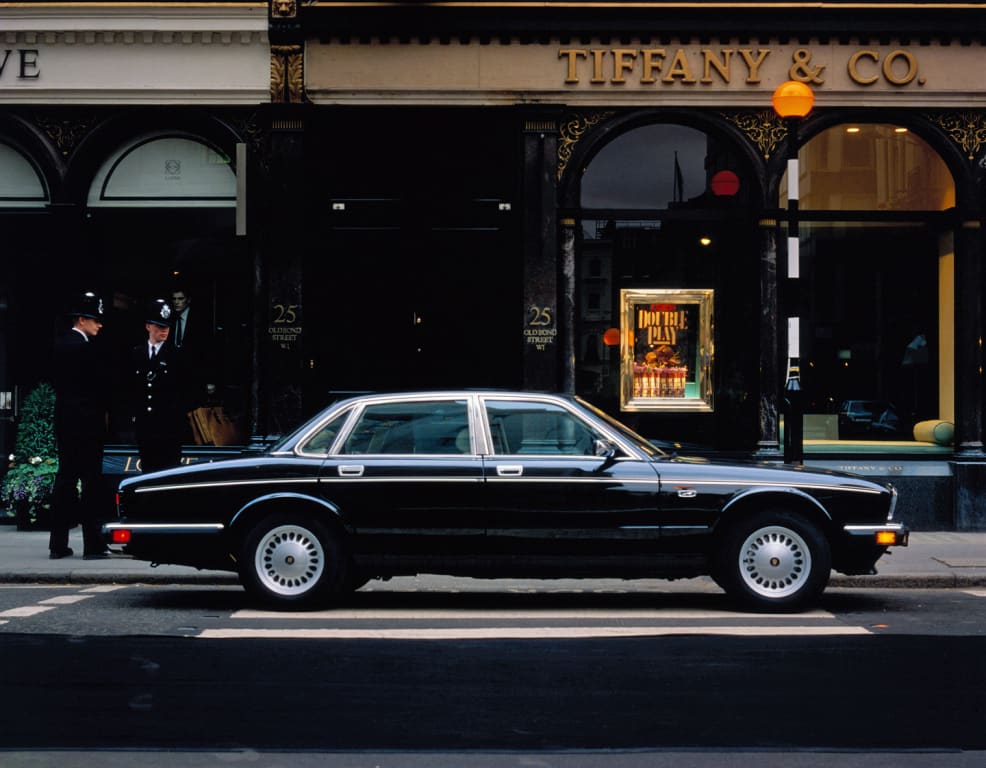 Jaguar XJ40 noire dans la rue