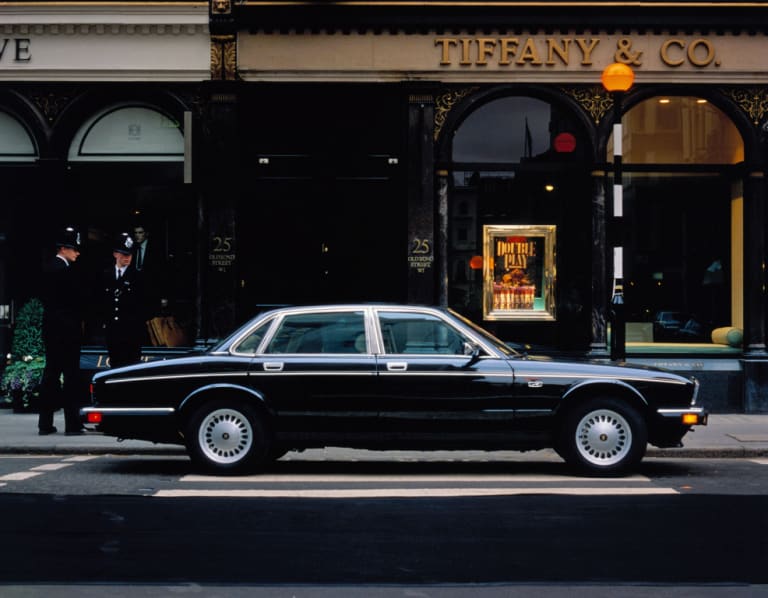 Jaguar XJ40 noire dans la rue