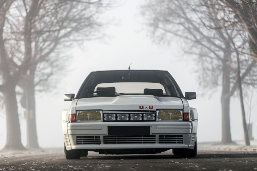 Citroën BX 4TC de face dans le brouillard