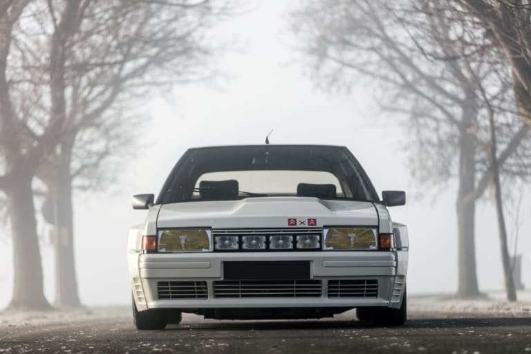 Citroën BX 4TC de face dans le brouillard