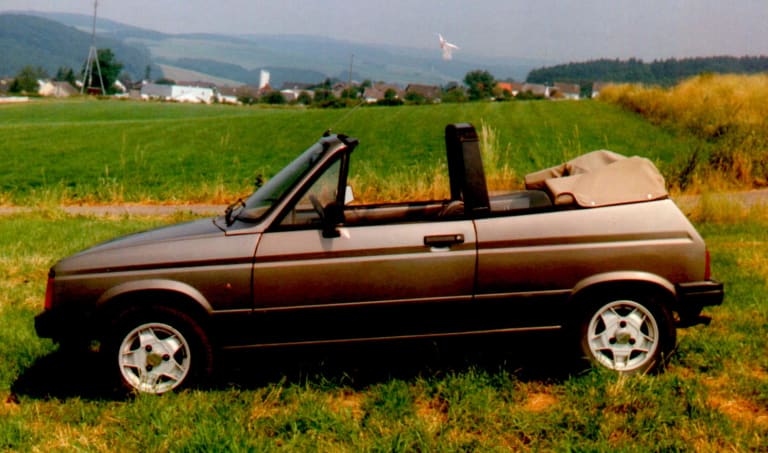 Talbot Samba Cabriolet de profil dans un champ