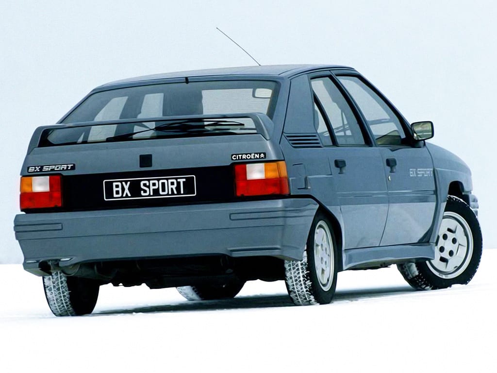 Citroën BX Sport vue de derrière arrêtée sur la neige