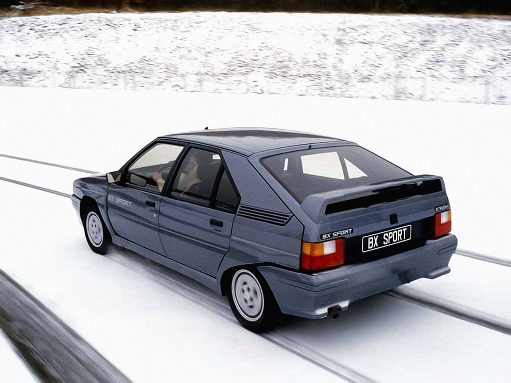 Vue arrière d'une Citroën BX Sport roulant sur la neige