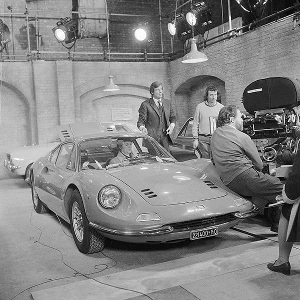 La Dino 246 GT sera la monture de Dany Wilde, en opposition au très britih Brett Sinclair et son Aston DBS.