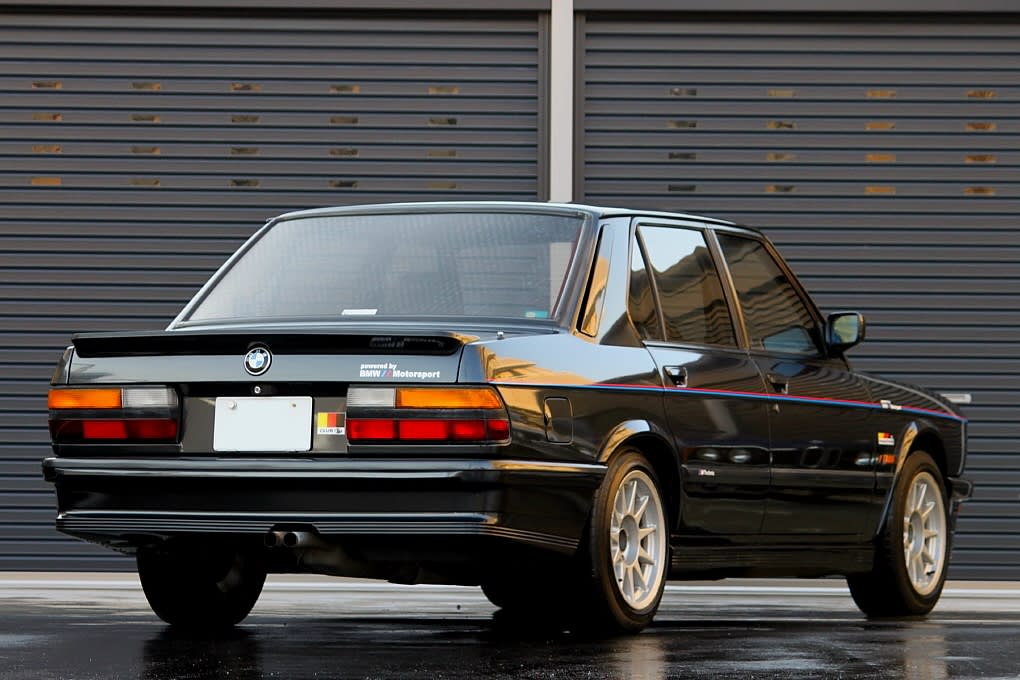 La M535i se la joue beaucoup moins discrète que sa soeur M5 (ici les jantes ne sont pas d'origine).
