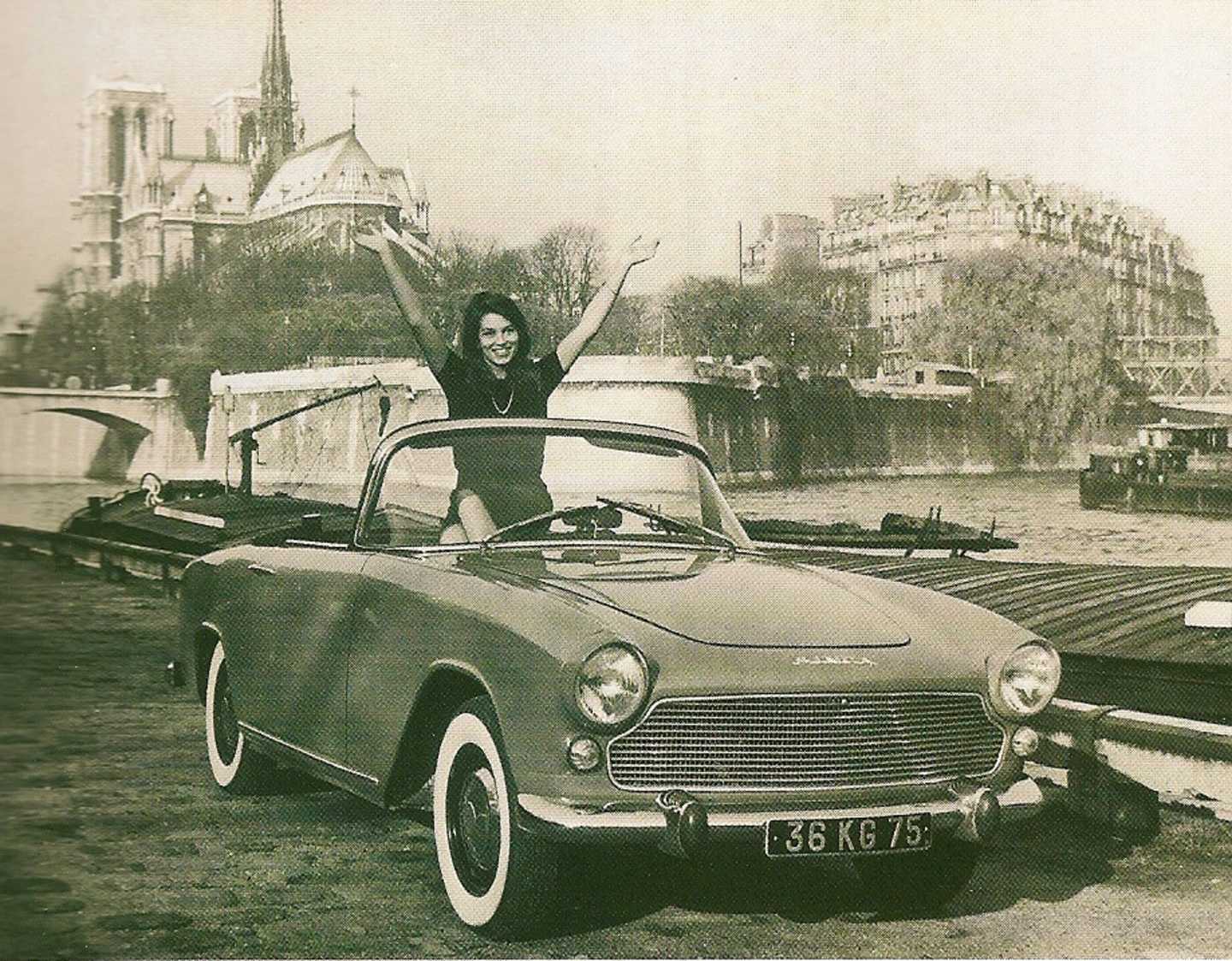 Simca Plein Ciel à Paris avec une femme debout sur la banquette arrière