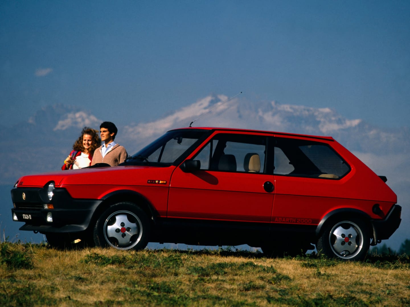 Fiat Ritmo 105 TC rouge de profil dans les montagnes