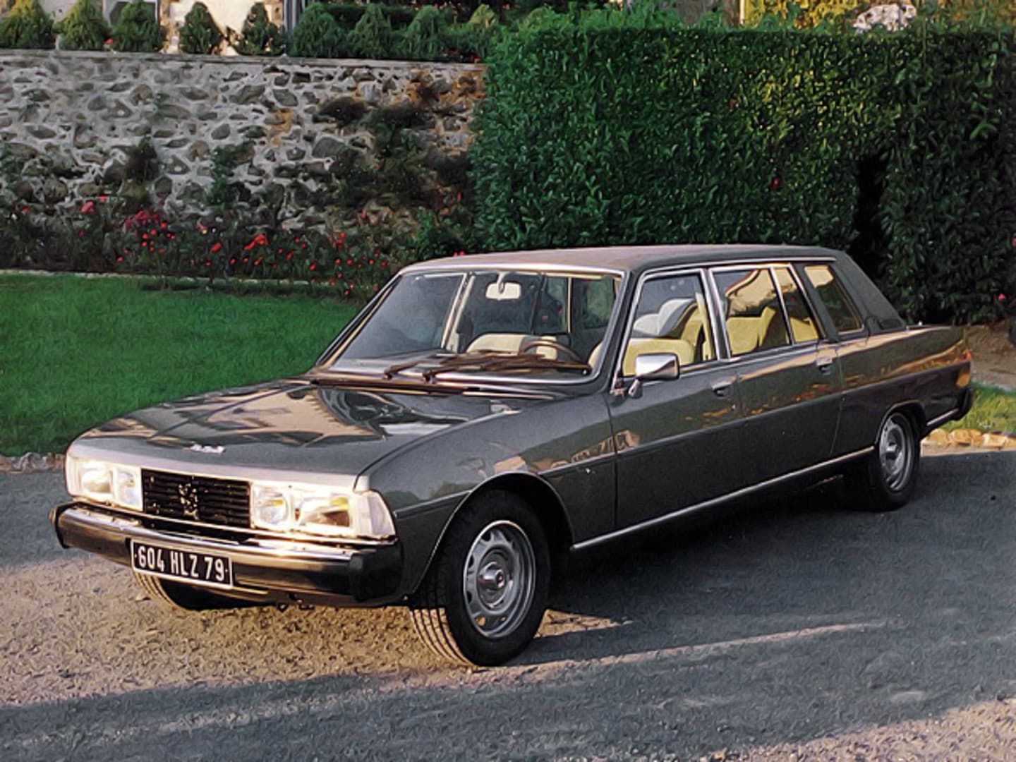 Peugeot 604 Limousine de trois quarts avant