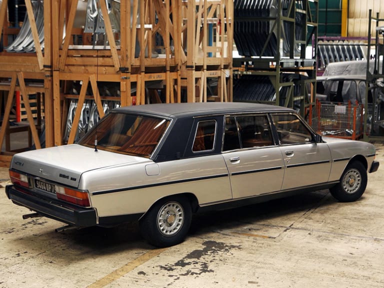 Peugeot 604 Limousine de trois quarts arrière