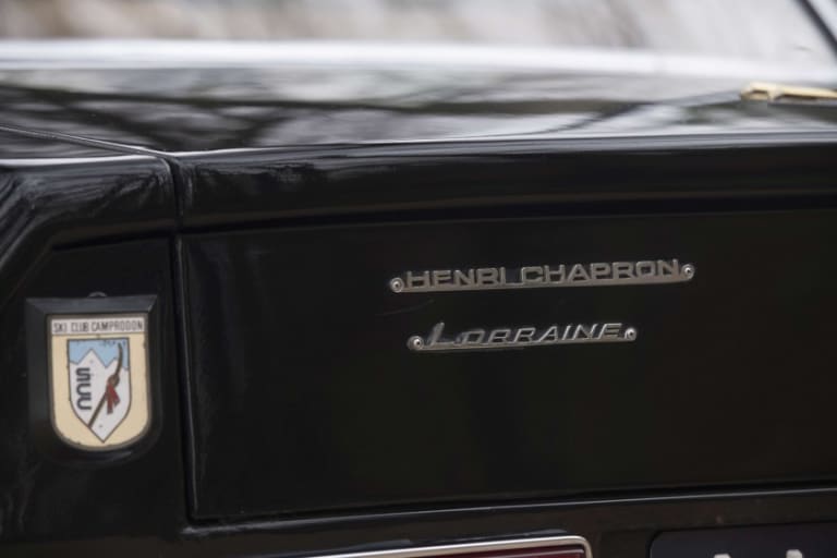 Sigles Henri et Lorraine Chapron sur la voiture