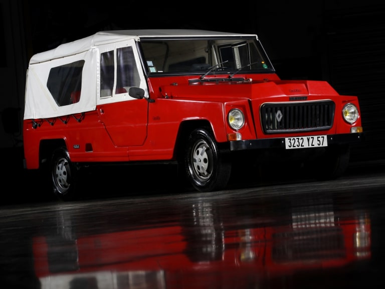 Renault Rodéo 6 rouge de trois quarts avant