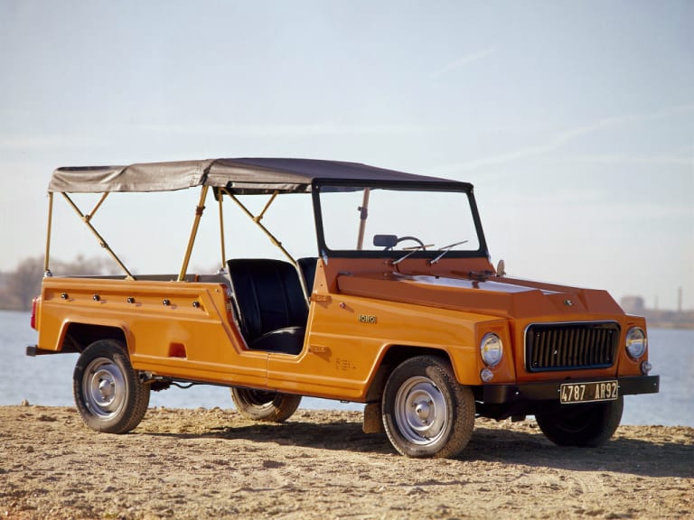 Renault Rodéo 6 jaune sur le sable