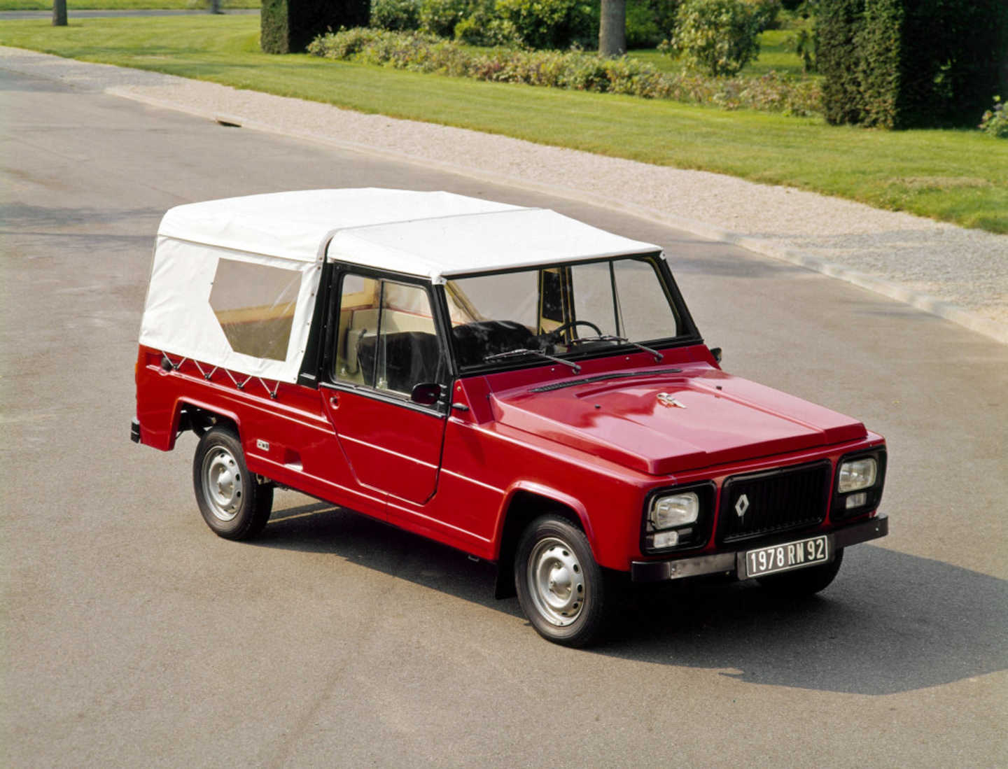 Renault Rodéo 6 rouge avec la toile blanche de côté