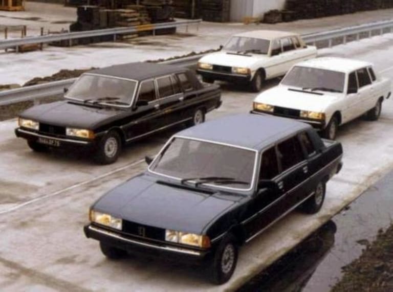 4 Peugeot 604 Limousine sur route
