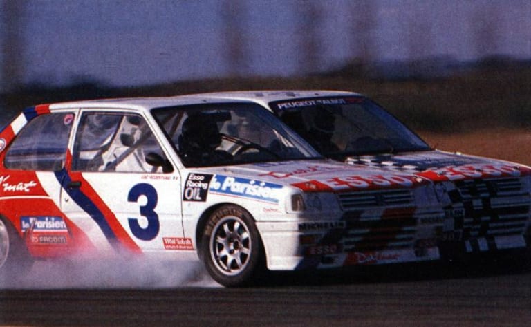Course sur circuit de deux Peugeot 309 GTI Turbo