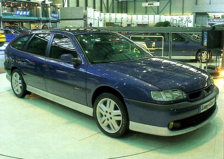 Exposition de la Renault Safrane sur un salon