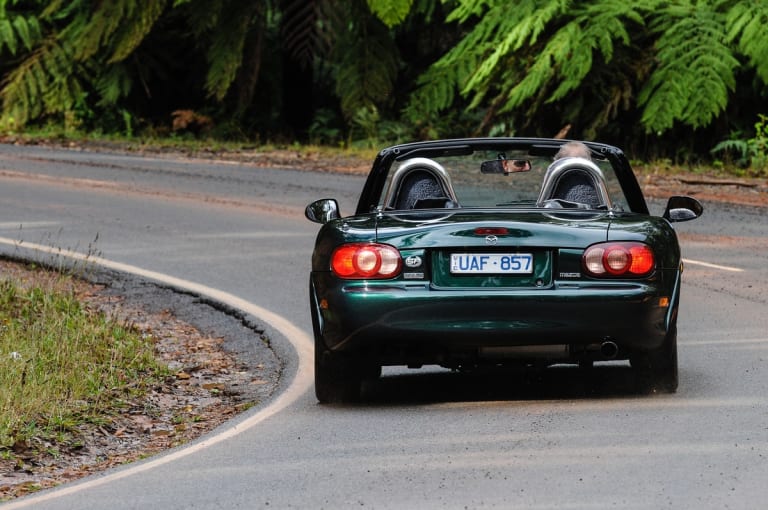 Mazda MX-5 roulant sur route