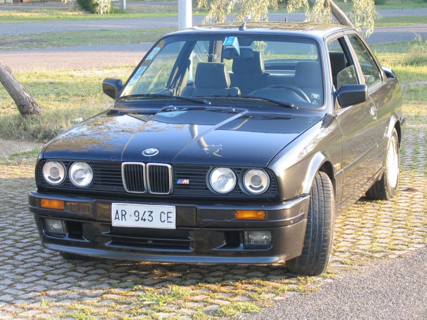 BMW E30 320iS de face
