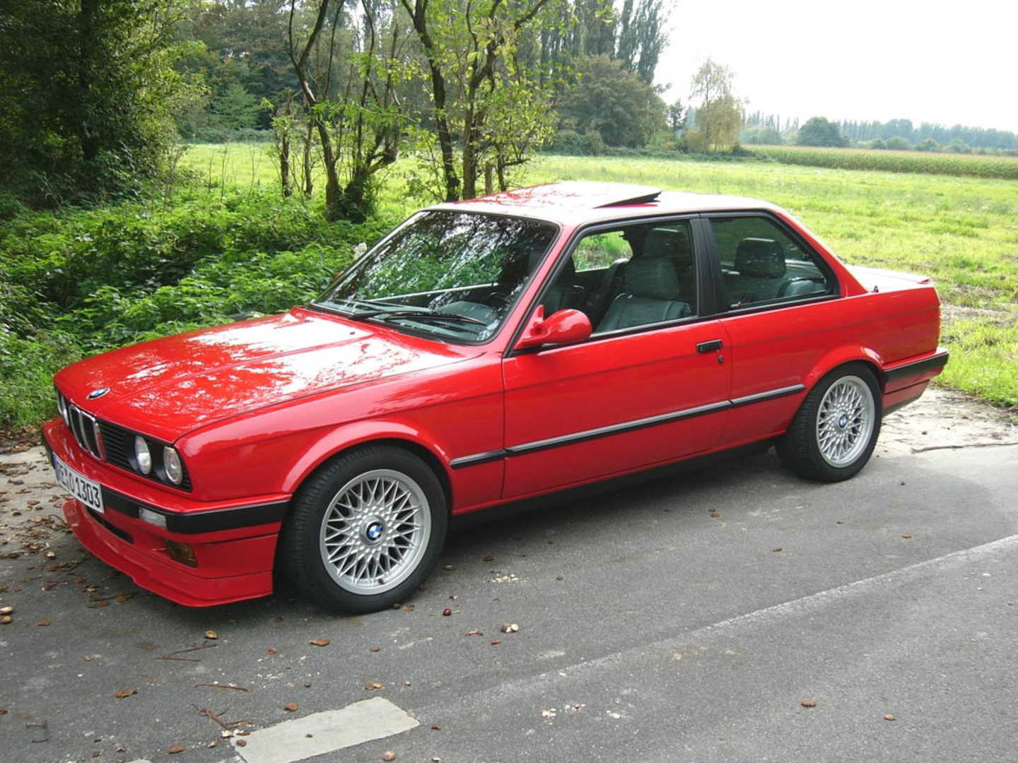 BMW E30 320iS rouge avec toit ouvrant