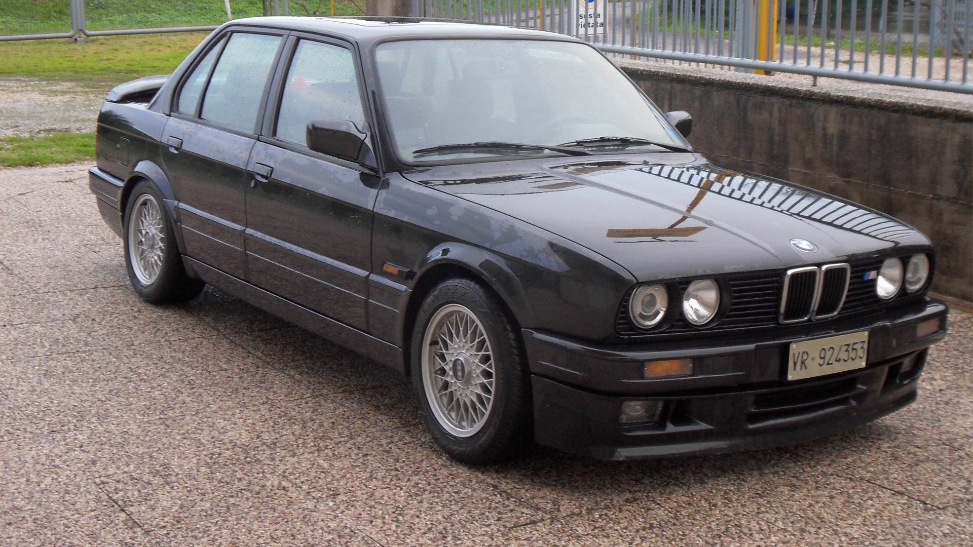 BMW E30 320iS de trois quarts avant