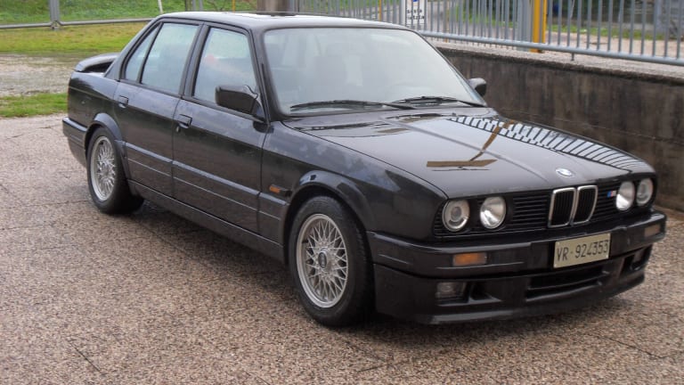 BMW E30 320iS de trois quarts avant