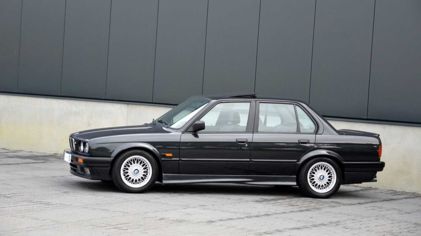 BMW E30 320iS vue de profil