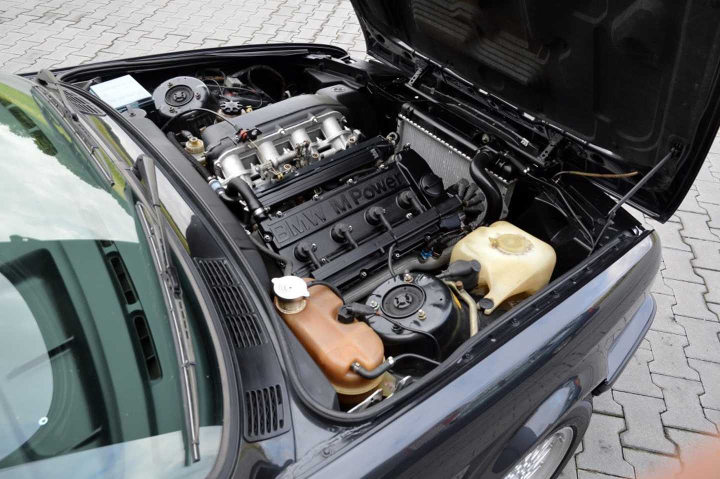 Baie moteur de la BMW E30 320iS