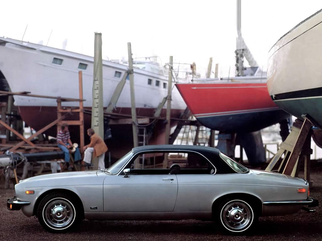 Jaguar XJC dans un port