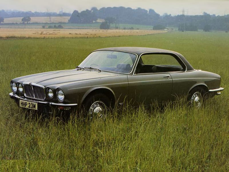 Jaguar XJC dans un champ