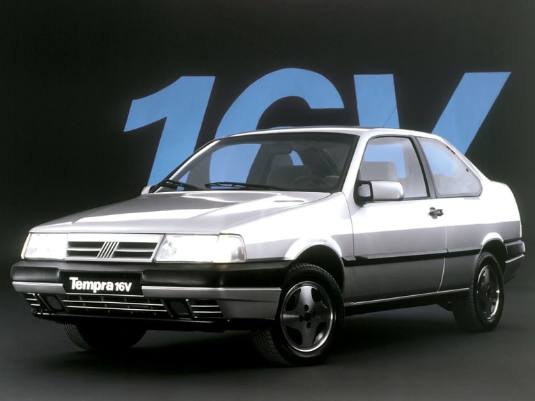 La version 16v vient se placer sous la Turbo dans la gamme Tempra Coupé