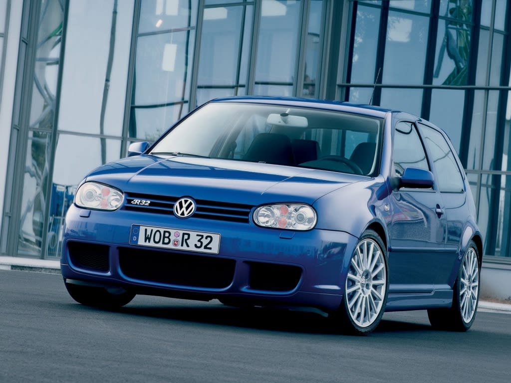 Golf IV R32 Bleue vue de trois quarts avant
