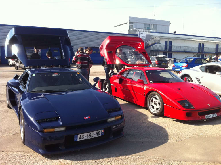 Venturi 400 a côté d'une F40
