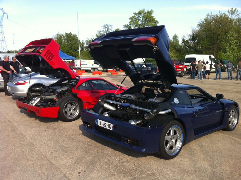 Venturi 400 et F40 le compartiment moteur ouvert