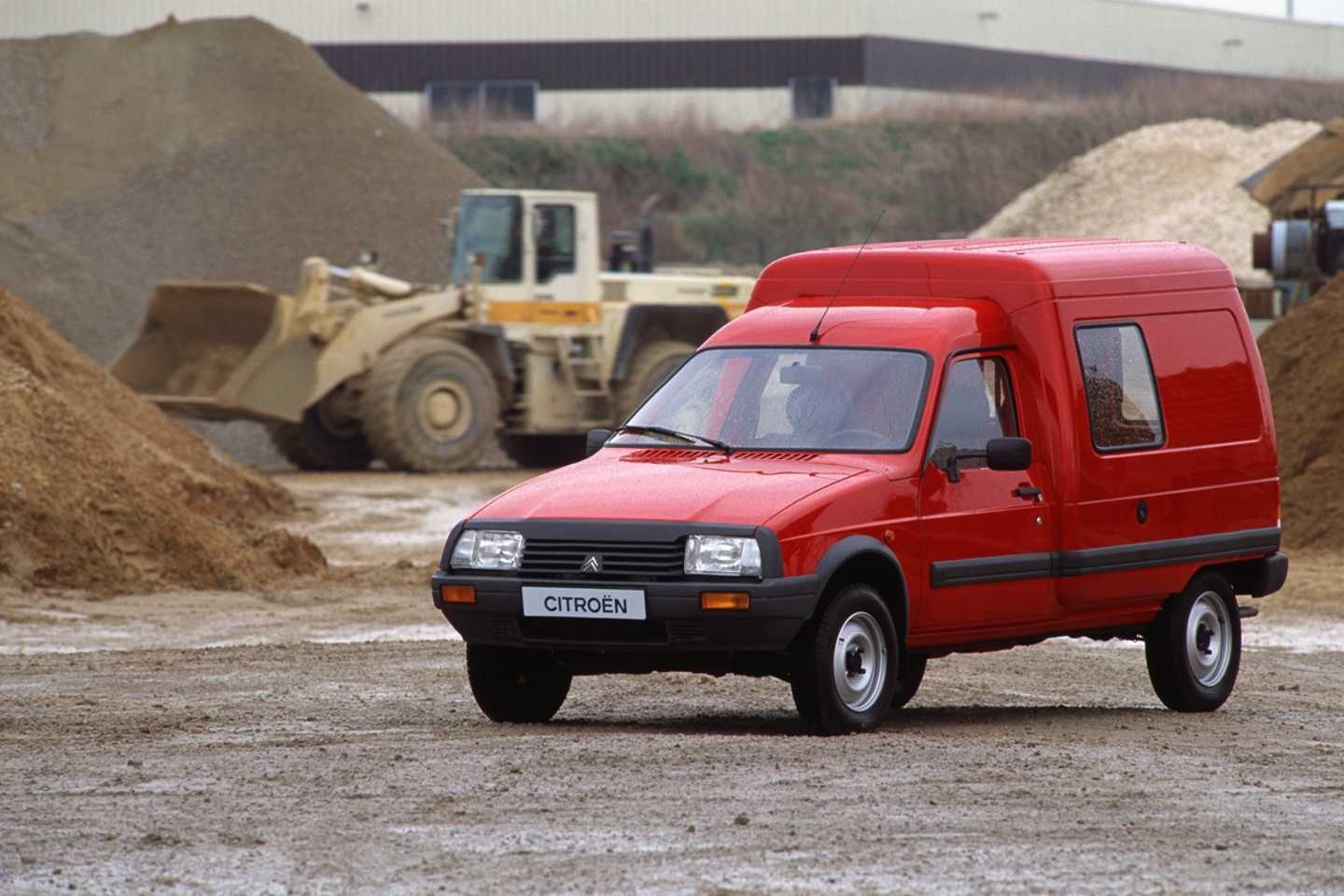 Citroën C15 rouge sur un chantier