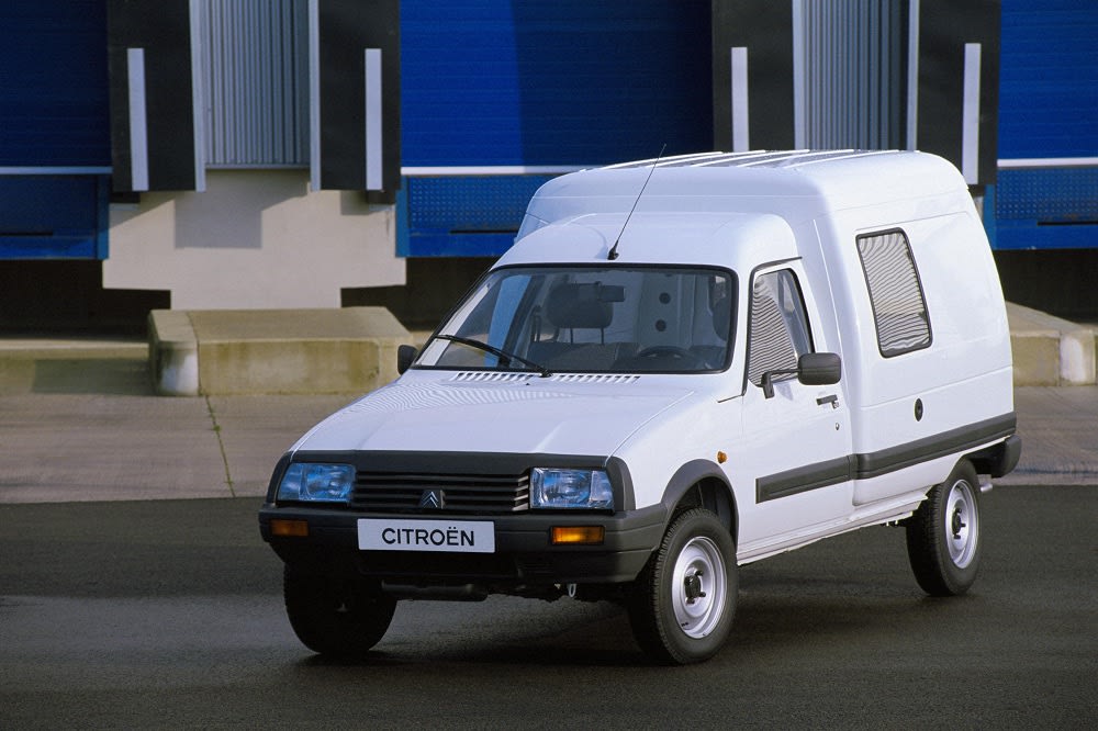 Citroën C15 blanc dans une zone industrielle