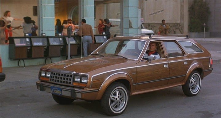 Le père de Jennifer travers Hillvalley au volant de son Eagle Wagon !