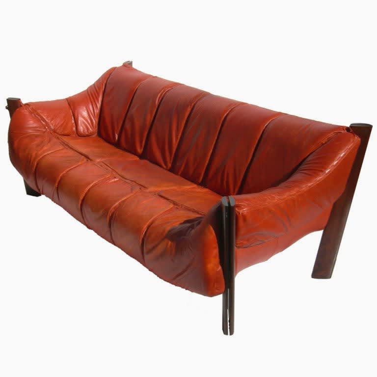Un sofa signé Perceval Lafer.