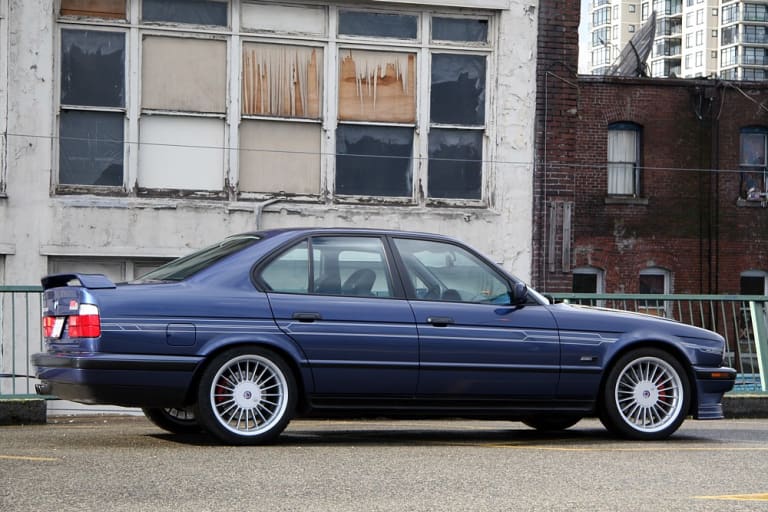 Alpina B10 Biturbo E34 bleue vue de profil