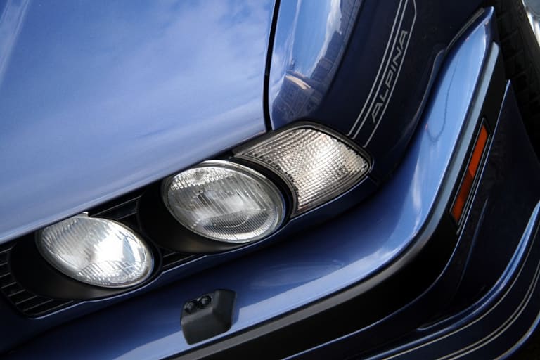Zoom sur les feux avant de l'Alpina B10 Biturbo E34