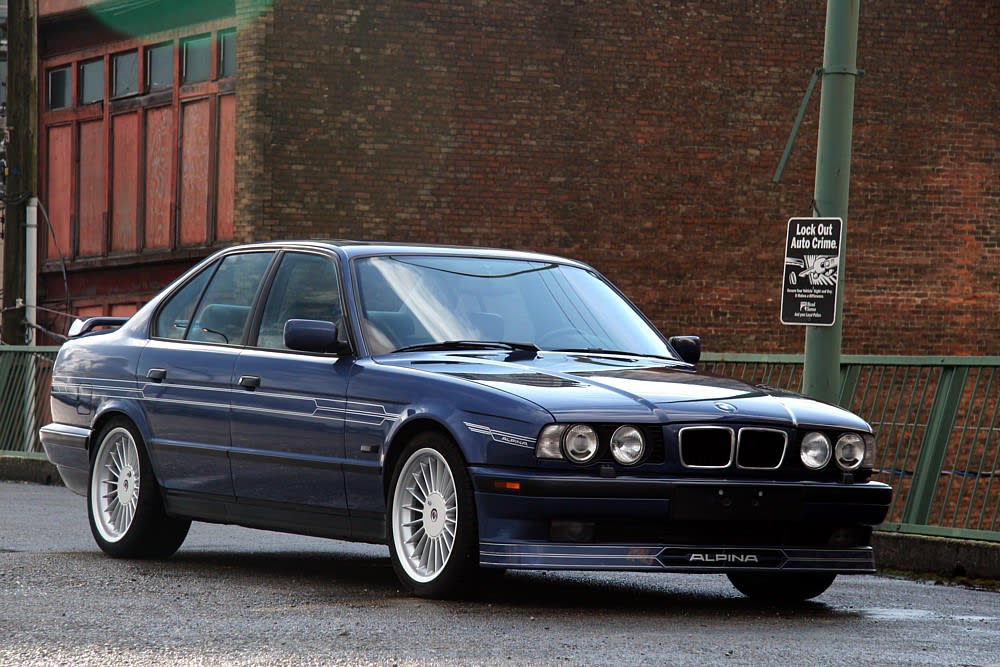 Alpina B10 Biturbo E34 bleue trois quarts avant